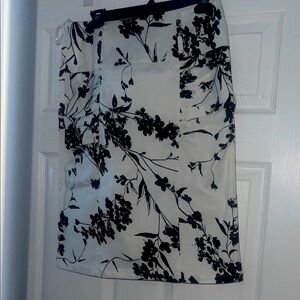 Chic Black and White Floral Pencil Skirt